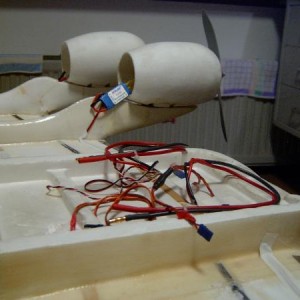 De vleugel en alle electrische stuff, de buitenmotoren hebben nog de bekabeling eruit hangen die geen dienst meer doen.