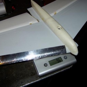Het horizontale staartvlak weegt 96 gram.