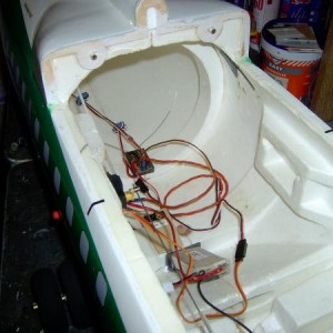 Een wirwar van draden en dus een storingsbron, maar niet voor het 2.4 Ghz ontvangertje !