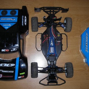 Mijn associated SC10 met Jconcept innerbody, aluminium shockcaps, 7700 kv motor + mamba max pro.