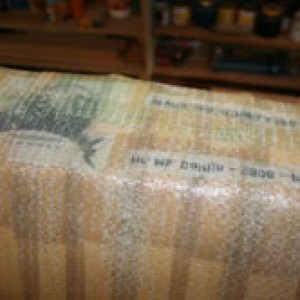 1e laag polyester met detail teksten onder het dek met daarin o.a. de naam en roepletters van de boot. Bij het afhalen van het bovendek is de tekst leesbaar.