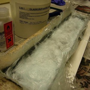 epoxy, glassnipper en schuimmiddel. Hier komt een 'deksel' met gaten op, zodat de mal een stijve, gesloten doos wordt.