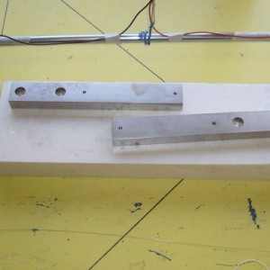 snijboog van stalen verwarmingsbuis 15x12,5mm
U-vormig
70cm breed, poten 32cm lang.
Uiteinden stukje hout ingezet (ivm elek isolatie)
Draadspanning ca. 10kg (draad kan 15kg hebben).