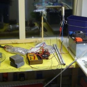 test rene draad 0,35mm van Skyking products.
Steeds een steen erbij in de emmer tot breuk.
De draad brak bij 15.0kg trekbelasting, terwijl er 1,5A doorheen liep (omgeveer wat je wilt om styrofoam te snijden, ca. 100-150C temperatuur)