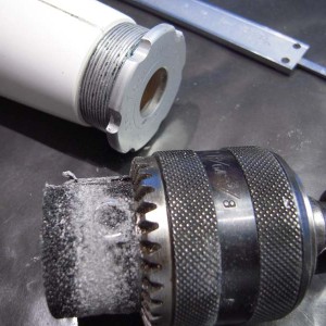Enigma 'felsrand' opschuren naar grotere diameter, zodat de aluminium trapas-bracket sluitend past. Boorkop met zelfklevend schuurpapier gaf zowaar de juiste diameter. De felsrand in de neus is bedoeld om een motorspant fixed in de juiste stand mee te verlijmen. (DSCN5728 LR).