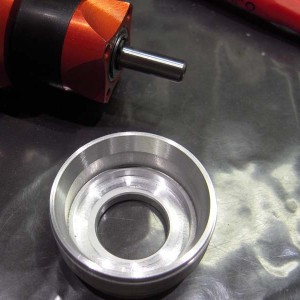 De verspaande Campagnolo bracket. De gearbox past nu sluitend in de flens. De voormalig spacer geeft nog extra wandsterkte. Gaatjes moeten nog geboord worden.
Ook in koelgaten is nog niet voorzien. Verder is de flens iets ingekort en afgeschuind voor toekomstige doorlaat van koeling. (DSCN5736 LR)
