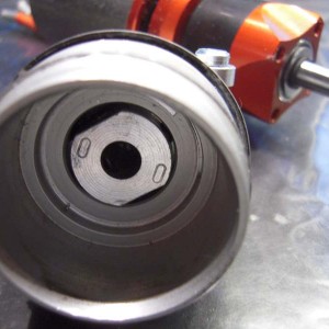 Campagnolo bracket prachtig passend op de propmeenemer. Dat weet je ook niet tevoren. De spacer aan de binenzijde nog niet afgedraaid. Maar straks passend gemaakt om niet klemmend de gearbox in te laten verzinken. (DSCN5735 LR)