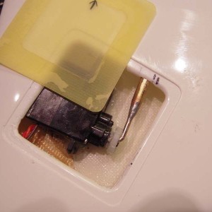 Servo gelijmd met 5 minuten epoxy (Z-Poxy)
Afdekplaatje uit fightskin (zeer dunne epoyplaat)