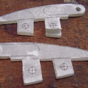 Flaphevels. Printje opgeplakt met 5 minuten epoxy. 
dat verlijmd namelijk niet echt goed op autoclaaf epoxyplaat met zeer glad en verdicht oppervlak... goed genoeg om te schuren en slijpen.. print daarna weg te snijden...