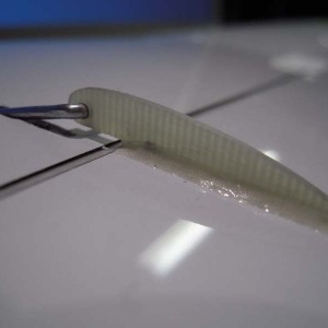 Hevel verlijmd... netjes afgewerkt met een rupsje 30 minuten epoxy...