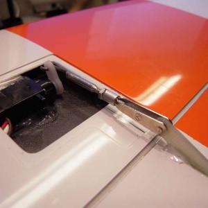 Rolroerservo. Extra hechtrandje epoxy om de flex van de bovenhuid tegen te gaan... Verlijmd met 5 minuten epoxy... snel werken!