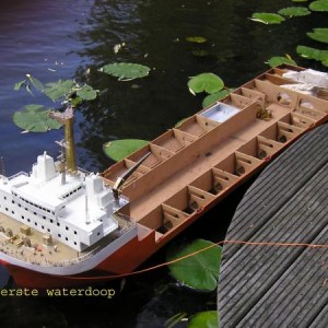 De eerste watertest Mighty Servant 3 schaal 1:100