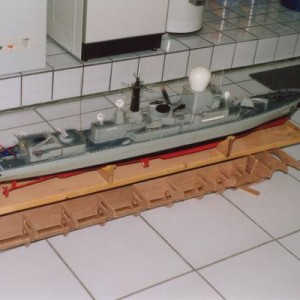 HMS de Ruyter op de spanten van de Mighty Servant 3