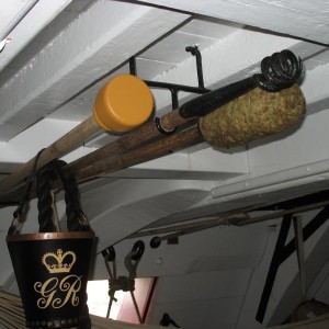 Gereedschap voor laden kanon opgehangen aan plafond