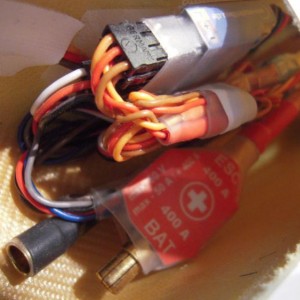 Het vooronder van de Enigma met de datalogger en de stroonsensor