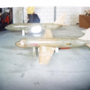 volop onder constructie,glasvezel romp,gondels en motorkappen,op een meeting van os 94