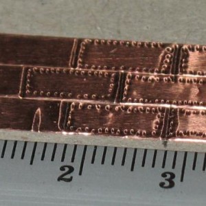 3 KoperenStrips van 4mm breed. Met potloodpunt (0,5 mm) onder vergrootglas puntjes in gedrukt als spijkerkop. Berekening: 0,5 x 84 = 42 mm. Zijn spijkerkoppen in het echt zo groot ?