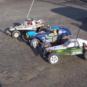 Kyosho OPTIMA ketting aangedreven 4X4 +/-1986 .
Tamiya Holliday buggy ook best oud en een originele Grasshopper van mijn buurman .