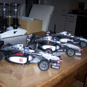De MCLAREN renstal
Met deze auto's beleven we bijna iedere zondag ochtend veel lol.
Alle auto's zijn standaard maar met een leuk uitgezet parcours echt fun factor 10