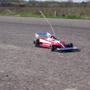 Ferrari F312T3 1979 soms mag deze even buiten om lekker te racen