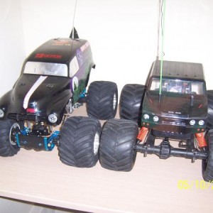 Tamiya TXT-1 Voledig verbouwt Alles alu en stalen ophanging links e.d. 
Daarnaast een Kyosho Twinforce .(nu brushless HPI FLUX ) echt een beest met een 8000 Mha Lipo 15 minuten voluit ploegen.