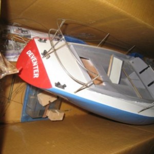 Model van de Optimist bij aankomst na verzending. 

Ondanks dat het model goed was verpakt toch wat kleine schade ontstaan bij het roer.