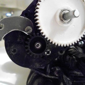 20t pinion op dt 02 geborgd met een plaatje en een extra gaatje in de versnellingsbak.