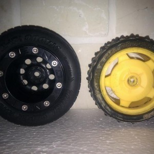 Originele Tamiya DT-02 noppenbanden vergeleken met 2.2 inch beadlocks. Zijaanzicht