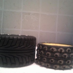 Originele Tamiya DT-02 noppenband vergeleken met 2,2inch beadlock`s met HPI banden