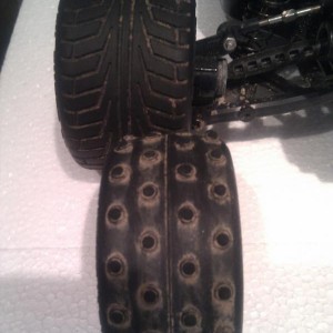 Offset en breedte verschil tussen originele Tamiya DT-02 wielen en 2.2inch beadlock`s met HPI V-grove banden
