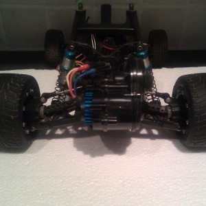 Mega brede sporing met beadlock`s op een Tamiya DT-02 chassis.