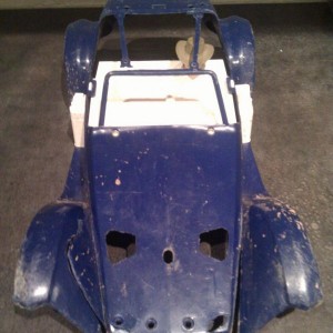 Tamiya Holiday buggy body na een paar maandjes bashen.

Koplampen afgebroken
Spatborden gescheurd
Daklampen afgebroken
Daksteunen afgebroken

Arme cowboy