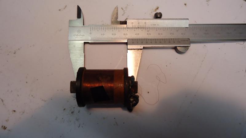 043 De bobine die ik destijds voor de "WESP"maakte :
      wikkelingen sec. 15.000 geémmaileerde dr.dikte.46 swg.
                      prim.     150     "     "          "    "   24    "
      afm. diam.32 mm. breedte 38 mm. kern 9 mm.vierkant.