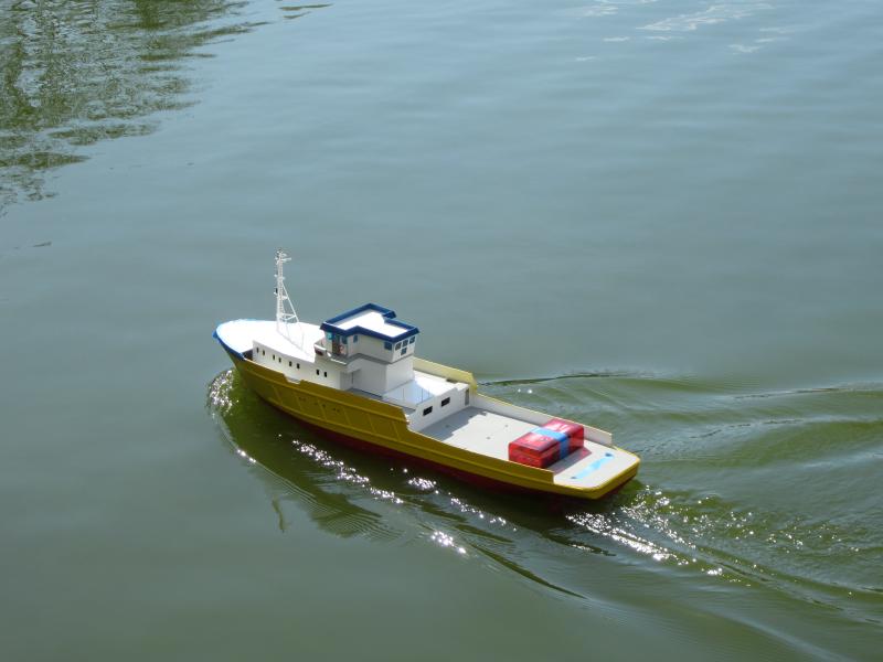 16 april  1ste test op het water, alles werkt perfect!!!!
achteraan een doos met gewicht geplaatst, moet nog meer gewicht in de romp achteraan!