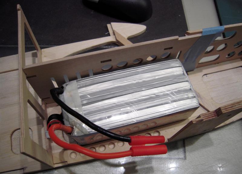 Accu gaat ondersteund worden door plaatwerk aan weerszijden. Komt weer te hangen in Veclro straps...