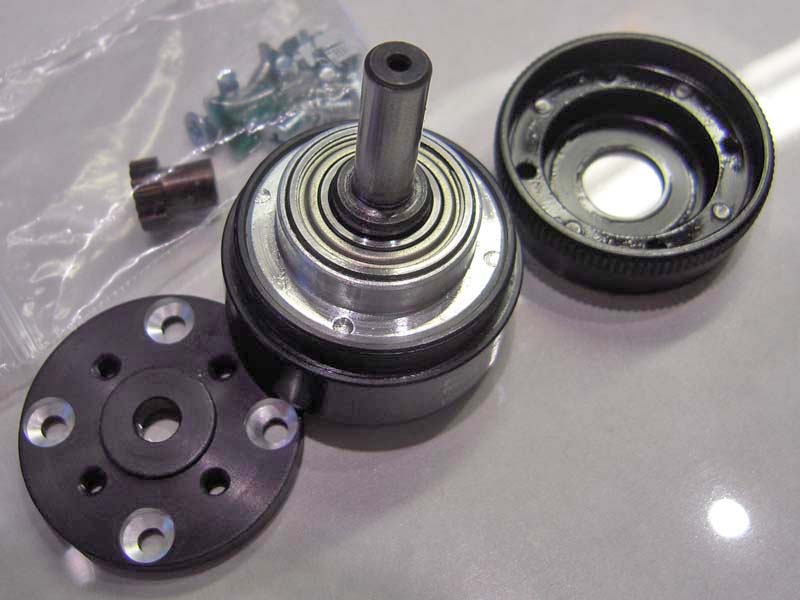 Anatomy part 2 AXI PG33 4:1 gearbox (1200W)

Links: de montageplaat om aan de motor te schroeven, daarop wordt tandkranscup geschroefd.
Midden: de paneet in de cup.Robuust lager op 10mm as. Prop-as is 6mm
Rechts: de kup met de 4 stelschroefjes