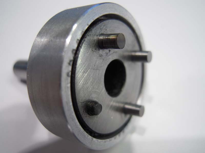 AXI PG4/33 faulty gearbox part 1
Gone in seconds from new

Blauw aangeslagen planeet-as. Reeds verjongd en op het punt van afbreken. De lagering van de planeet (tandwiel) is ook reeds ovaal. De afgebroken as. Zie de verjonging bij de basis, losgetordeerd.

In het aluminium lagerhuis is te zien dat de tanden gevreten hebben