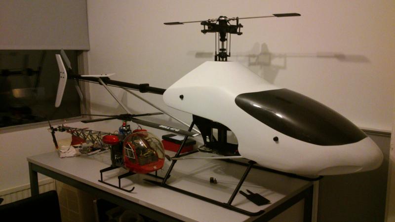 Bell 47G naast grotere broer in wording....