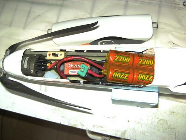 BILD0249
Powermachine: MVVS 4.5, met 8 st 2/3e cellen NmH 2200
+ 40Amp Bec-regelaar. Prop : Cam 14X9,5