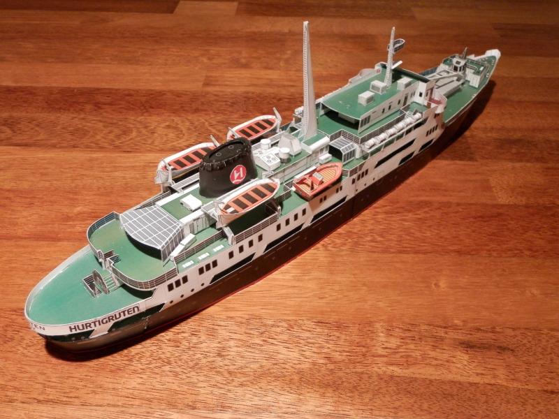 Bouwplaat ms Lofoten voorzien van reddingboten, MOB boot, reddingvlotten en dekkraan. Veel aandacht en tijd hebben gevraagd de drie davids en de bootkraan op het sloependek maar het resultaat is ernaar. Ook de reddingvlotten op het brugdek waren een tijdrovend karwei met uiteindelijk een mooie aanblik.