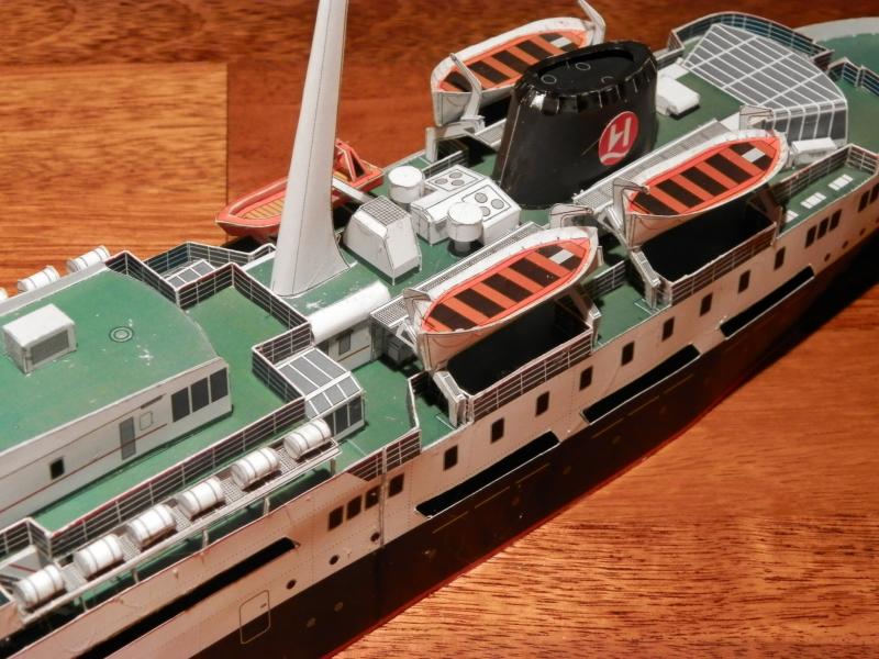 Bouwplaat ms Lofoten voorzien van reddingboten, MOB boot, reddingvlotten en dekkraan. Veel aandacht en tijd hebben gevraagd de drie davids en de bootkraan op het sloependek maar het resultaat is ernaar. Ook de reddingvlotten op het brugdek waren een tijdrovend karwei met uiteindelijk een mooie aanblik.