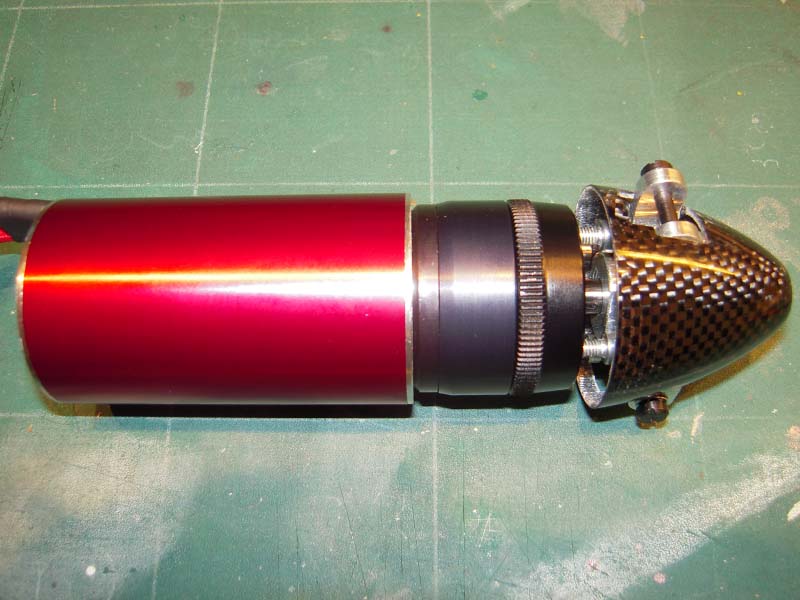 Budget drive Hotliner F5B
De HK Keda 3000 kv motor en AXI PG/33 (4:1) verenigd...
RFM spinner 38 mm
Gereed voor rustig onbelast proefdraaien en inlopen op laag tot midden toerengebied. AXI adviseerd 5 minuten inlooptijd.
Naar mijn smaak daarna vet/olie wegnemen en verversen.