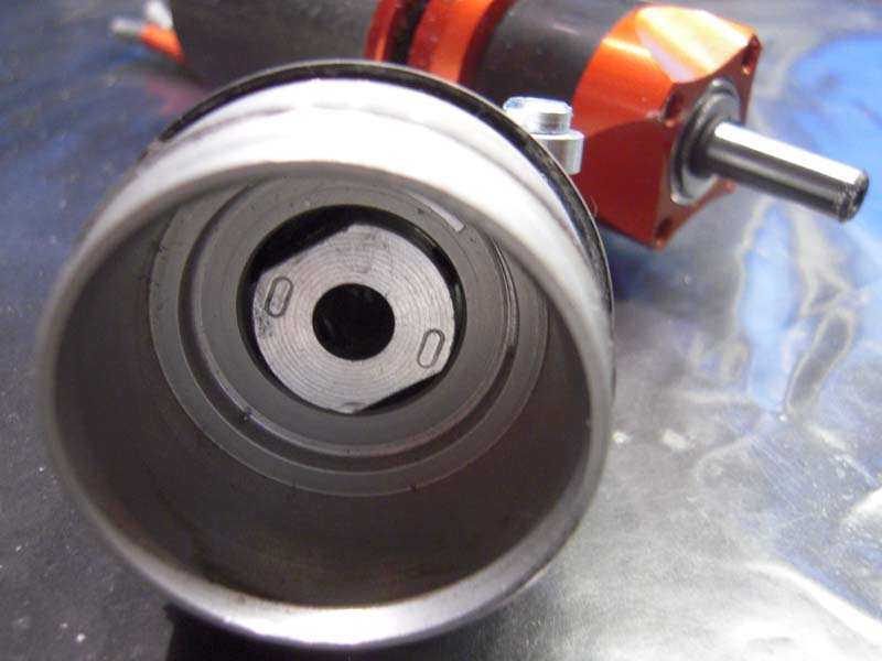 Campagnolo bracket prachtig passend op de propmeenemer. Dat weet je ook niet tevoren. De spacer aan de binenzijde nog niet afgedraaid. Maar straks passend gemaakt om niet klemmend de gearbox in te laten verzinken. (DSCN5735 LR)