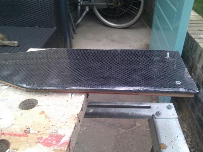 Carbon frezen met een kopieer frees op een houten mal.