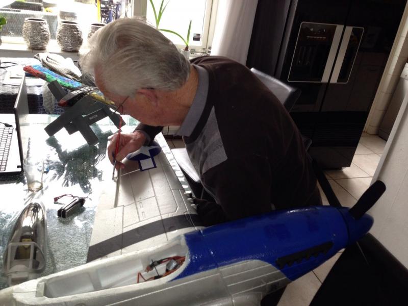 De buurman helpt een beetje met wat kleine reparaties