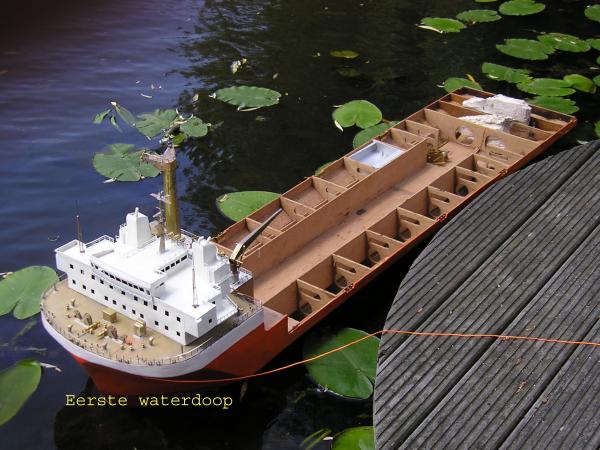 De eerste watertest Mighty Servant 3 schaal 1:100