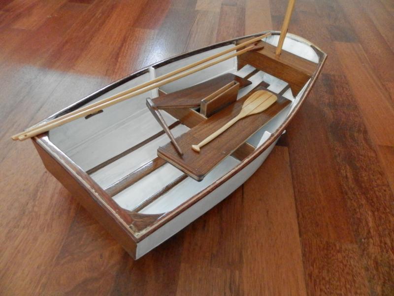 De grijze grondverf is bedekt onder de eerste witte laklaag waar hier en daar nog een beetje grijs doorheen schijnt, bij de tweede laklaag zal het een mooi witgelakt bootje zijn. Alle blanke delen zijn nu één of twee maal gelakt.