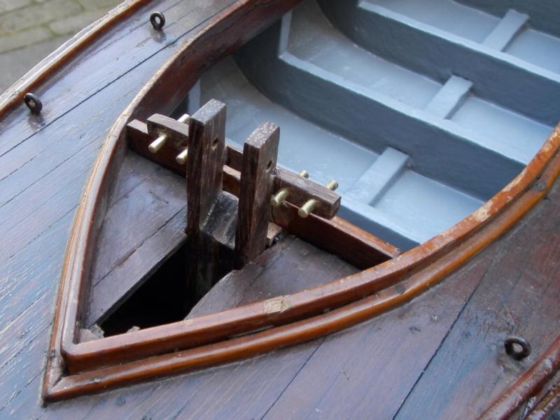 De mastvoet uit Terschellinger juthout op zijn plaats, op de achtergrond is te zien dat de binnenzijde van de kuip in de grondverf is gezet. De binnenzijde van dit model lijkt ingesmeerd met een combinatie van lijm en houtstof, het schijnt dat men destijds zo modellen als deze waterdicht maakte.