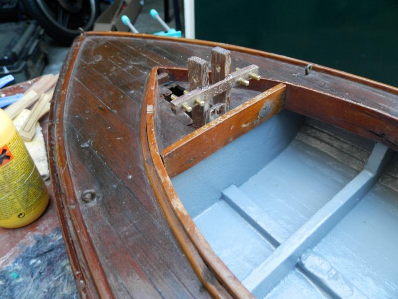 De mastvoet uit Terschellinger juthout op zijn plaats, op de achtergrond is te zien dat de binnenzijde van de kuip in de grondverf is gezet. De binnenzijde van dit model lijkt ingesmeerd met een combinatie van lijm en houtstof, het schijnt dat men destijds zo modellen als deze waterdicht maakte.