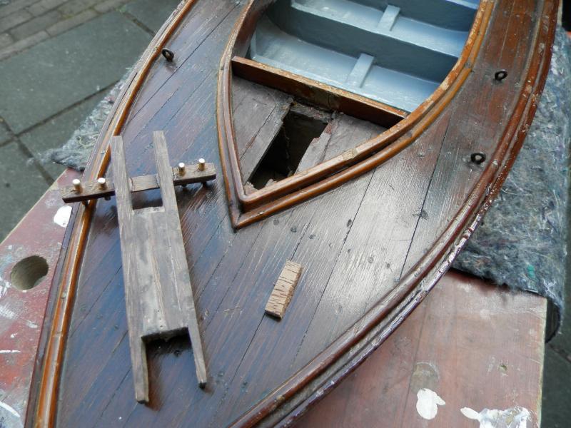 De oorspronkelijke mastvoet is verdwenen, wat rest is een gapend gat in het dek. Daarom een nieuwe mastvoet gemaakt uit hardhout, afkomstig van strandjutten op Terschelling. Zo krijgt dit naar verluid zestig jaar oude scheepje nog meer een verhaal.